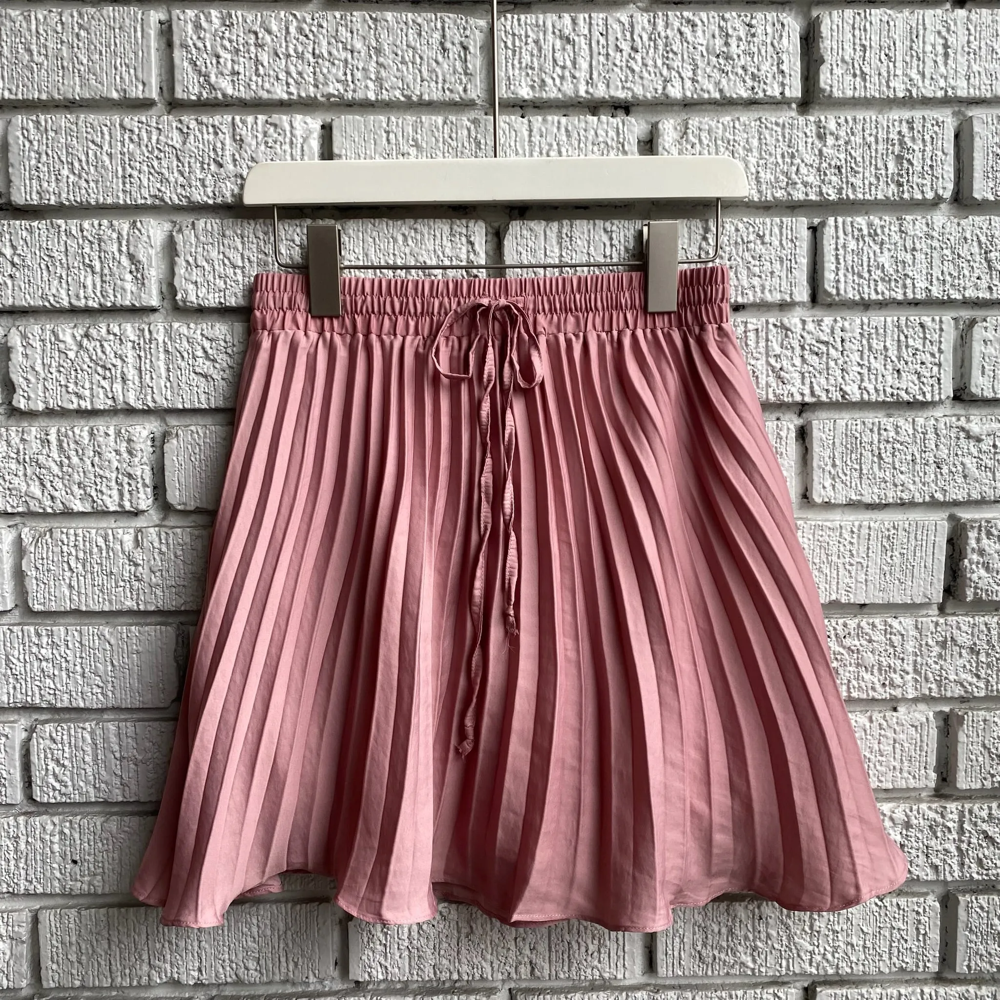 Sure! Heres an optimized title for the e-commerce product:

ROSA Womens Elegant Pleated Mini Skirt - Stylish, Chic, and Versatile Fashion Must-Have

This title incorporates modifiers that highlight the products target audience (women), its style (elegant, chic), and emphasizes its versatility.