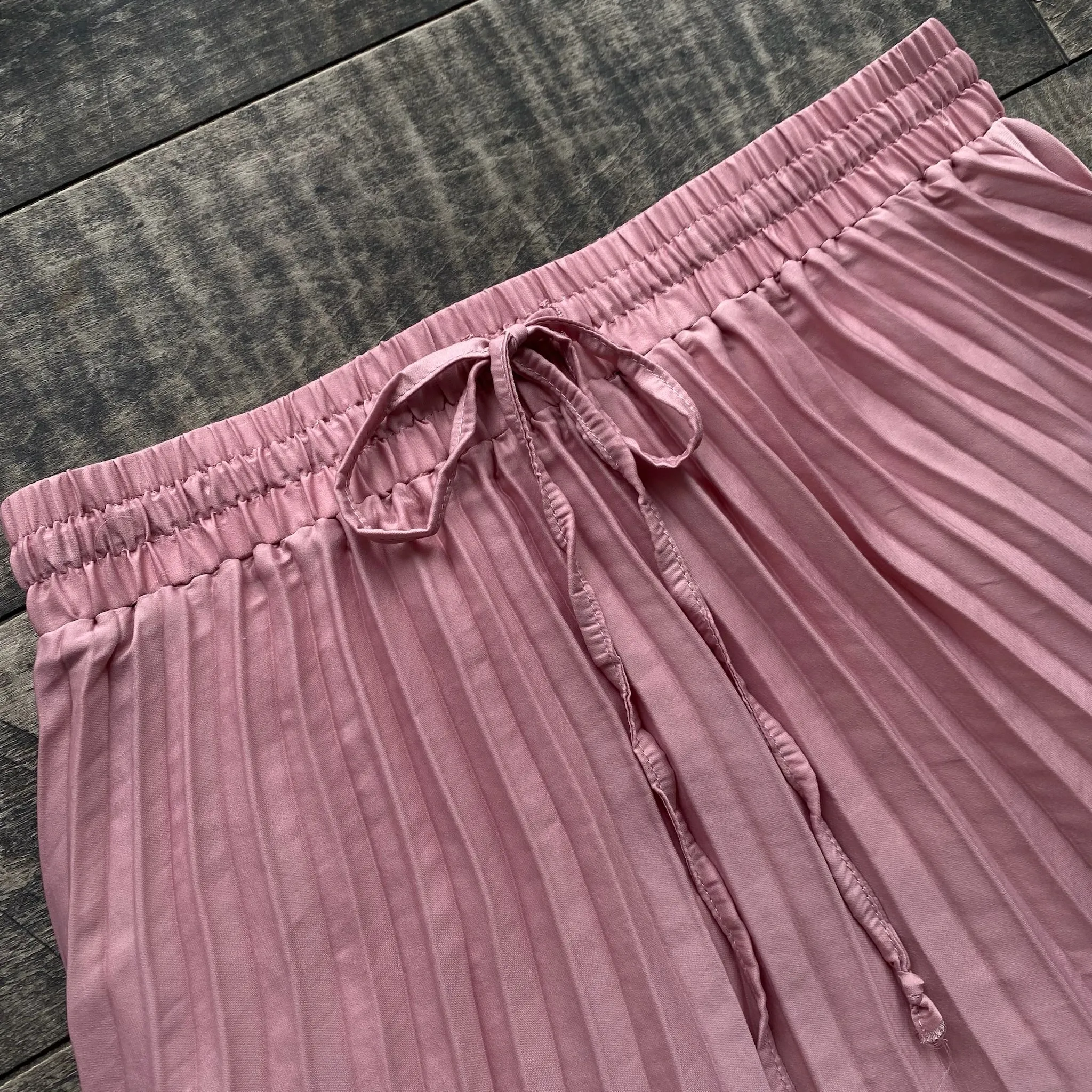 Sure! Heres an optimized title for the e-commerce product:

ROSA Womens Elegant Pleated Mini Skirt - Stylish, Chic, and Versatile Fashion Must-Have

This title incorporates modifiers that highlight the products target audience (women), its style (elegant, chic), and emphasizes its versatility.