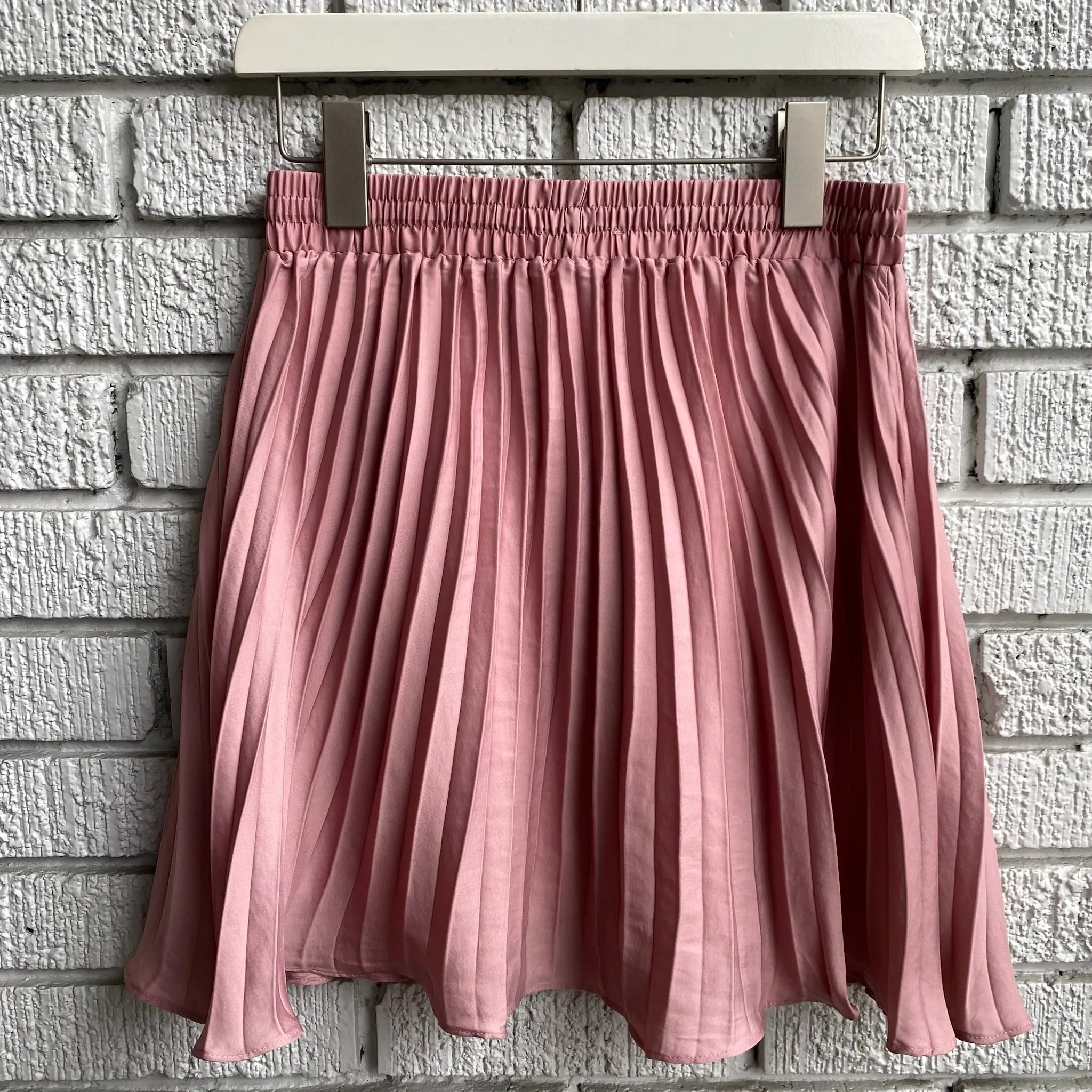 Sure! Heres an optimized title for the e-commerce product:

ROSA Womens Elegant Pleated Mini Skirt - Stylish, Chic, and Versatile Fashion Must-Have

This title incorporates modifiers that highlight the products target audience (women), its style (elegant, chic), and emphasizes its versatility.